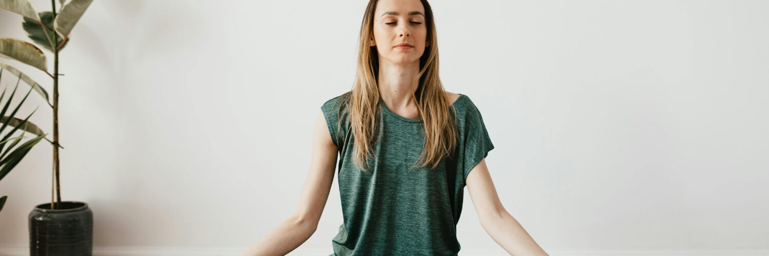 Giovane donna in posizione yoga